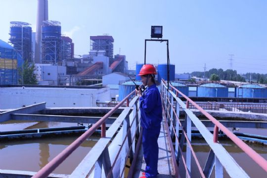 點(diǎn)擊查看詳細(xì)信息<br>標(biāo)題：運(yùn)行人員正在澄清池巡檢 閱讀次數(shù)：2291