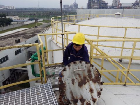 點(diǎn)擊查看詳細(xì)信息<br>標(biāo)題：某石化工作人員正在加藥 閱讀次數(shù)：2037