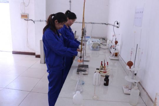 點(diǎn)擊查看詳細(xì)信息<br>標(biāo)題：化驗(yàn)員進(jìn)行水質(zhì)化驗(yàn) 閱讀次數(shù)：2394