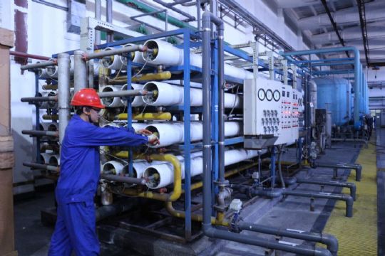 點(diǎn)擊查看詳細(xì)信息<br>標(biāo)題：檢修人員正在查看反滲透端蓋漏水情況 閱讀次數(shù)：1980