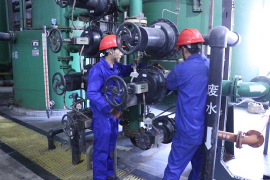 點(diǎn)擊查看詳細(xì)信息<br>標(biāo)題：檢修人員正在處理閥門(mén)缺陷 閱讀次數(shù)：2012